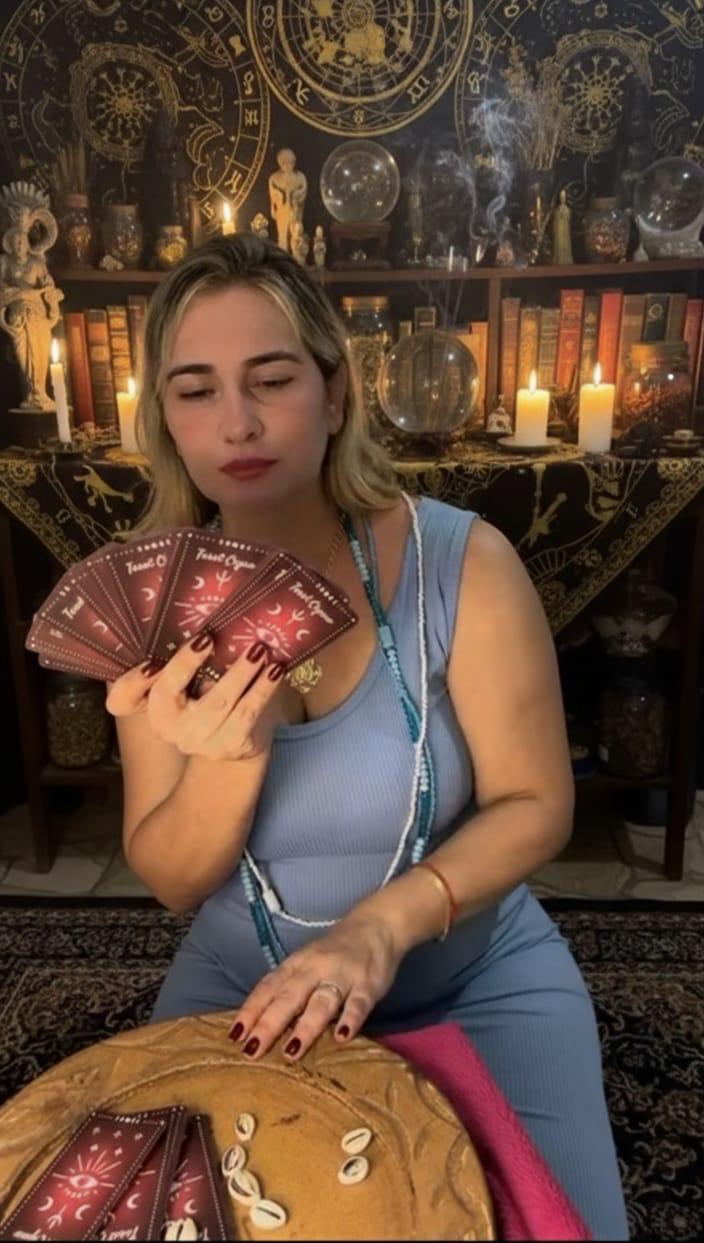 Taróloga Ana segurando seu baralho
